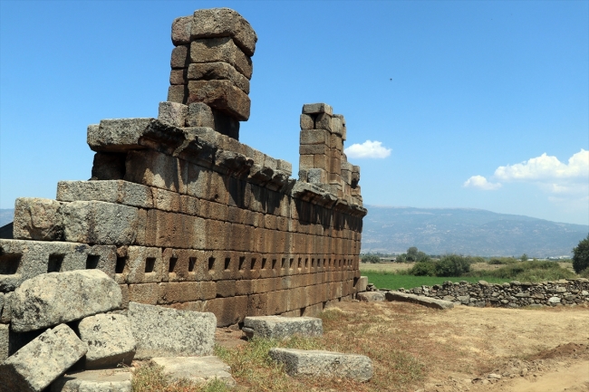 Antik kentte "Selene" ve "Helios" kabartmaları bulundu