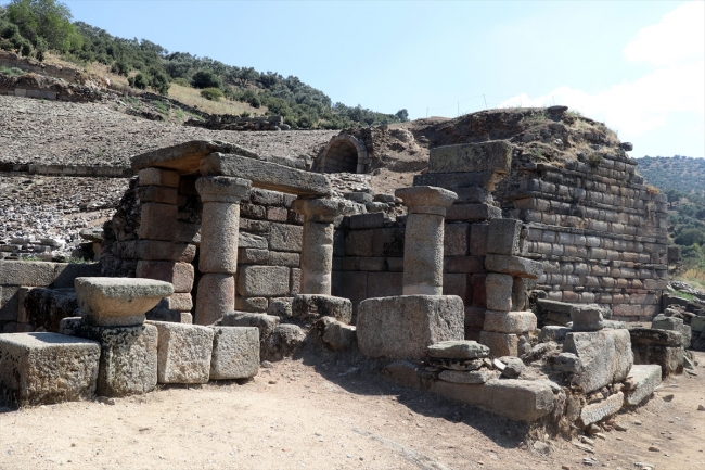 Antik kentte "Selene" ve "Helios" kabartmaları bulundu