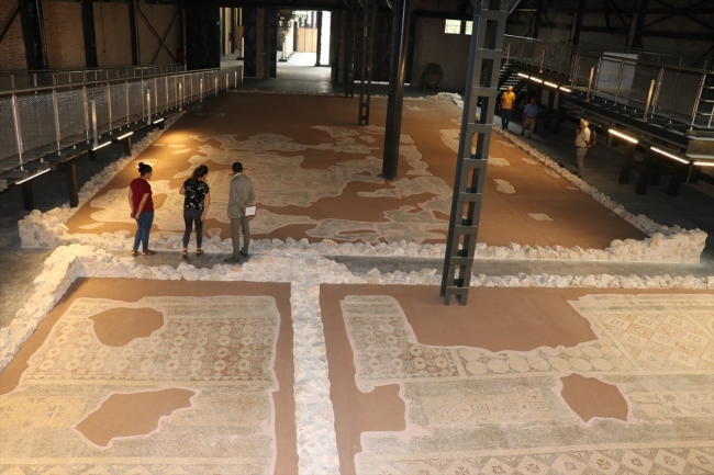 Asırlık fabrikada yüzlerce yıllık mozaikler tarihe ışık tutuyor