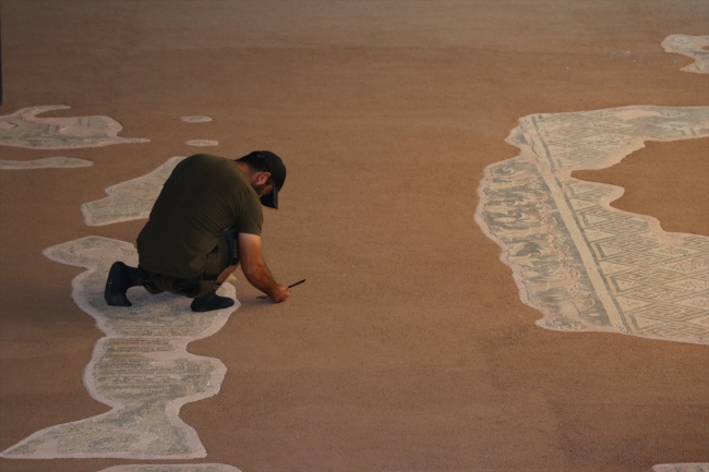 Asırlık fabrikada yüzlerce yıllık mozaikler tarihe ışık tutuyor