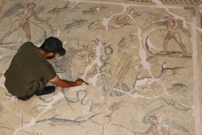 Asırlık fabrikada yüzlerce yıllık mozaikler tarihe ışık tutuyor