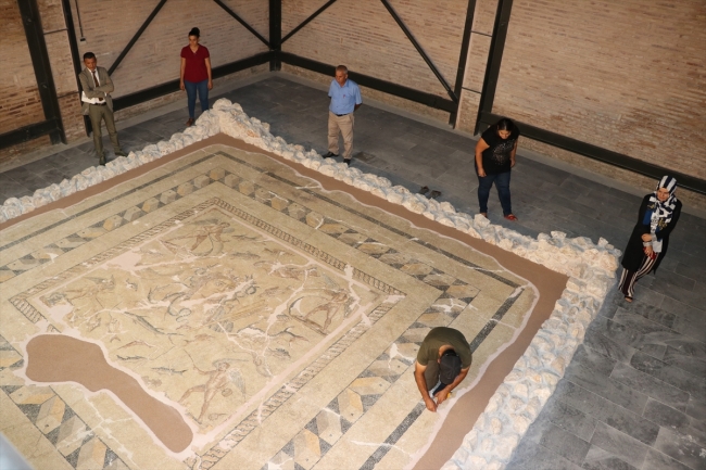 Asırlık fabrikada yüzlerce yıllık mozaikler tarihe ışık tutuyor
