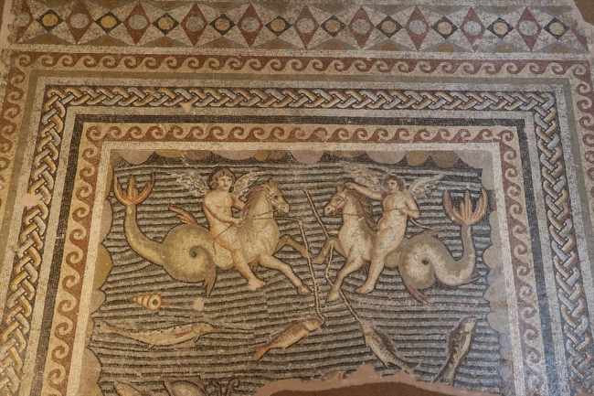 Asırlık fabrikada yüzlerce yıllık mozaikler tarihe ışık tutuyor