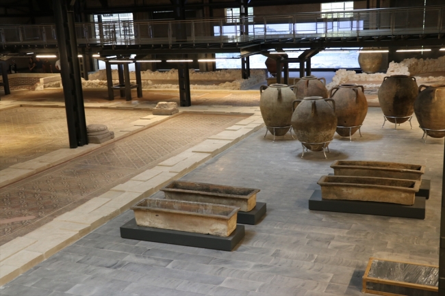 Asırlık fabrikada yüzlerce yıllık mozaikler tarihe ışık tutuyor