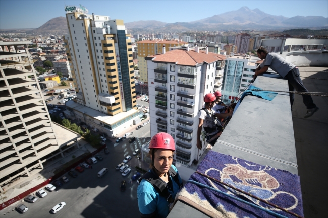Kayseri'de yüksek katlı binaların "örümcek kadını"