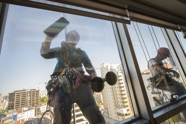 Kayseri'de yüksek katlı binaların "örümcek kadını"