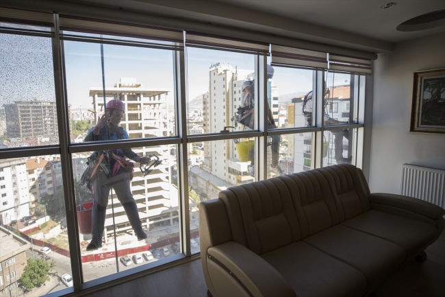 Kayseri'de yüksek katlı binaların "örümcek kadını"