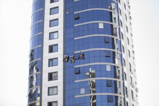 Kayseri'de yüksek katlı binaların "örümcek kadını"