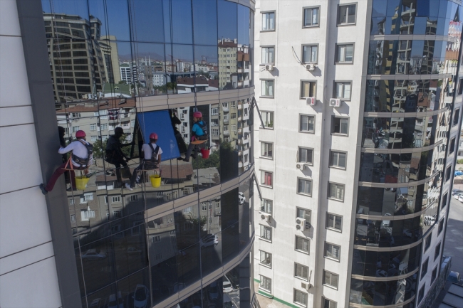 Kayseri'de yüksek katlı binaların "örümcek kadını"