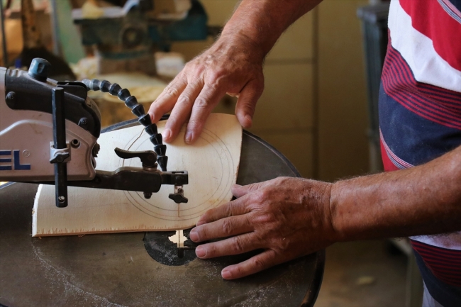 Dinlediği türkünün tınısından etkilenen 33 yıllık kabak kemane ustası