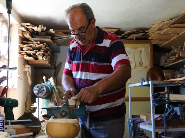 Dinlediği türkünün tınısından etkilenen 33 yıllık kabak kemane ustası