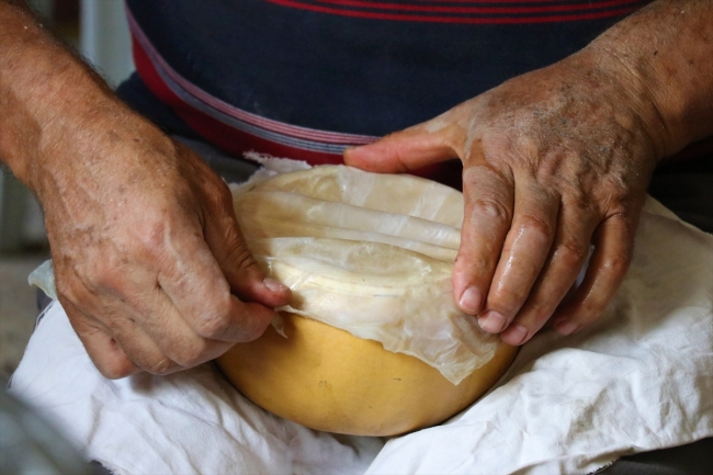 Dinlediği türkünün tınısından etkilenen 33 yıllık kabak kemane ustası