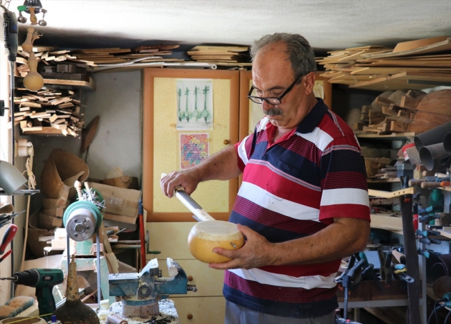 Dinlediği türkünün tınısından etkilenen 33 yıllık kabak kemane ustası