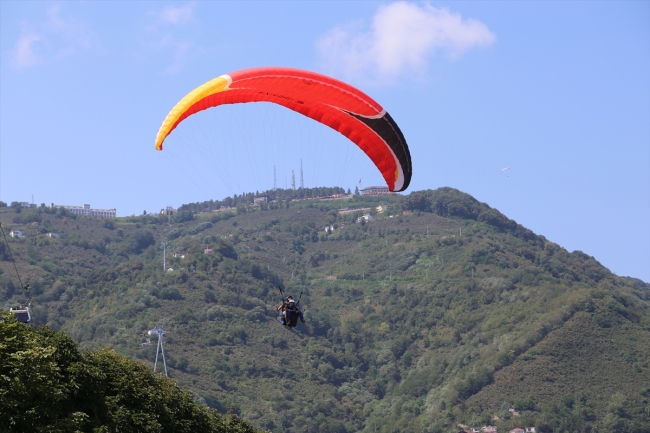 Ordu'nun mavi ve yeşil manzarasında yamaç paraşütü