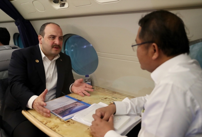 Bakan Varank, Endonezyalı mevkidaşıyla uçakta görüştü