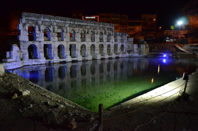 Yozgat Antik Roma Hamamı'nın ışıklandırılmış gece görüntüsü