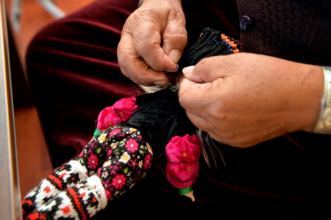 Türkmen kadınını tanıtan Damal bebeklerin 37 yıllık ustası