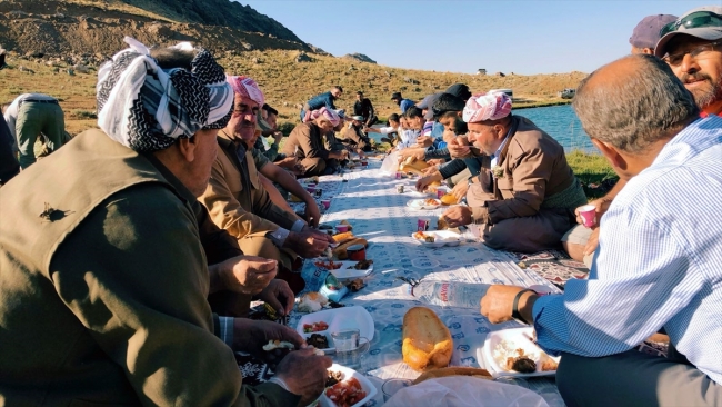 İkiyaka Dağları'nda Türk bayraklarıyla halay çektiler