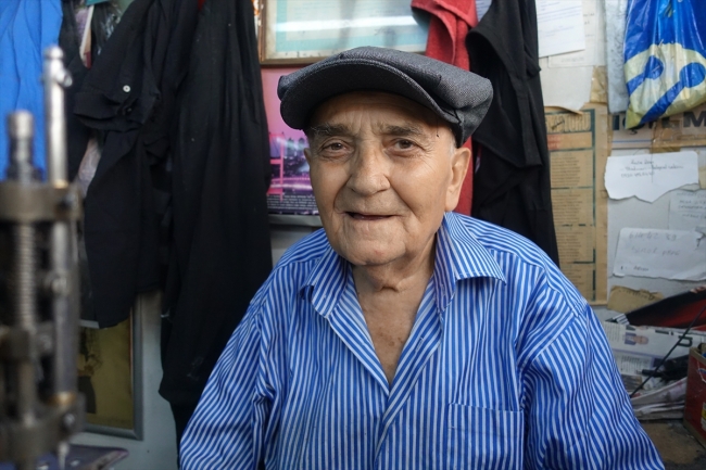 Şapkacılığın son temsilcilerinden İsmail Demirbaş işini aşkla yapıyor