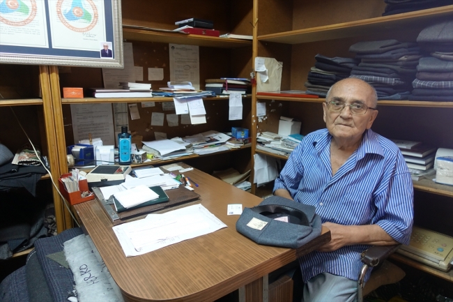 Şapkacılığın son temsilcilerinden İsmail Demirbaş işini aşkla yapıyor