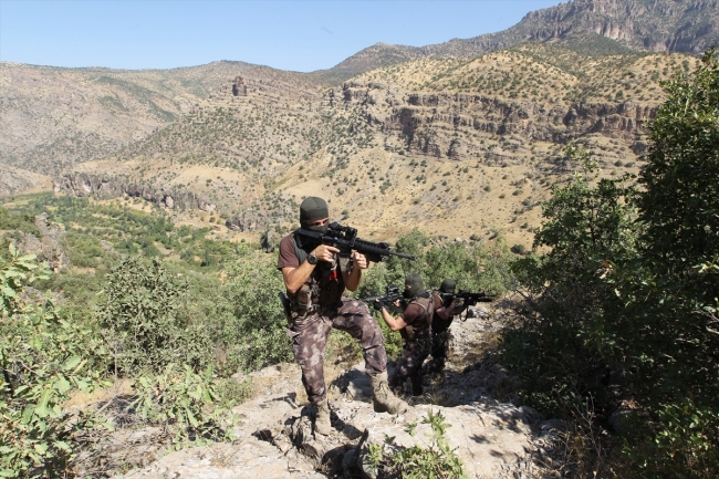 Özel harekat polisi Hakkari'de terör örgütüne göz açtırmıyor