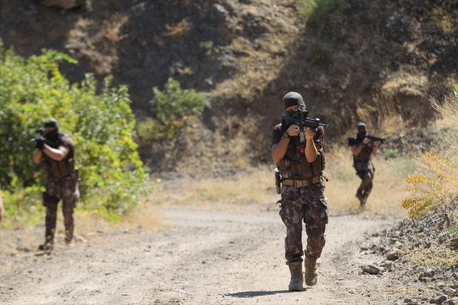 Özel harekat polisi Hakkari'de terör örgütüne göz açtırmıyor