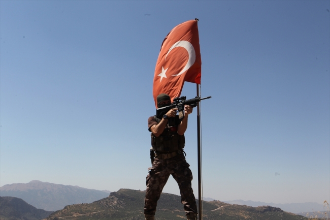 Özel harekat polisi Hakkari'de terör örgütüne göz açtırmıyor