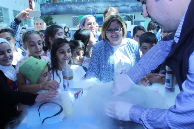Gaziantepli çocuklar azotla dondurma yaptı