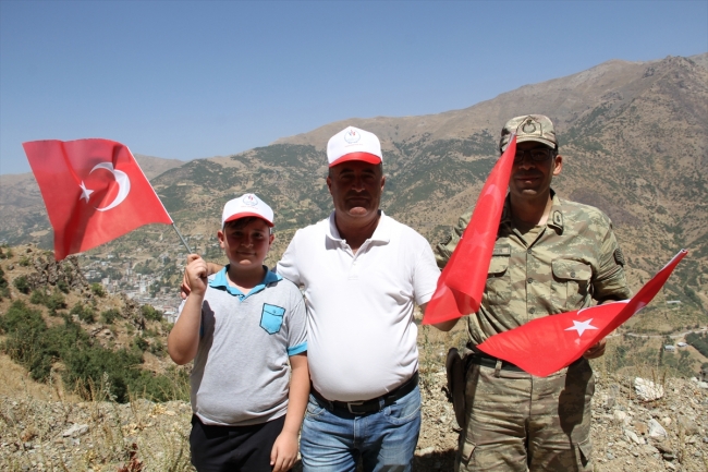 Türk bayraklarıyla Gomane Dağı'na tırmanıp zirvede halay çektiler