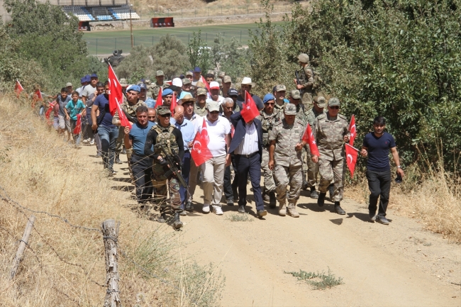 Türk bayraklarıyla Gomane Dağı'na tırmanıp zirvede halay çektiler
