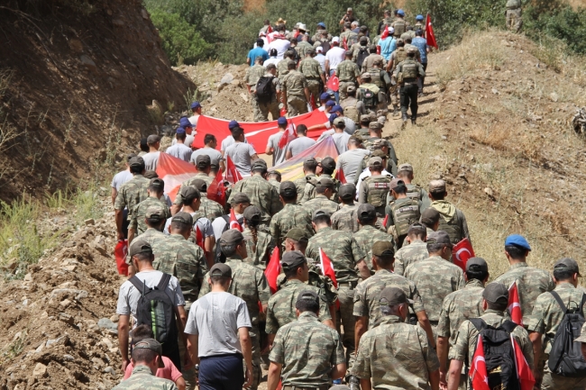 Türk bayraklarıyla Gomane Dağı'na tırmanıp zirvede halay çektiler