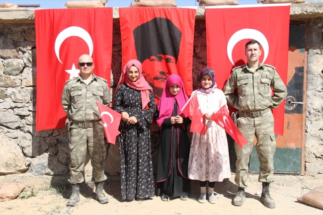 Türk bayraklarıyla Gomane Dağı'na tırmanıp zirvede halay çektiler