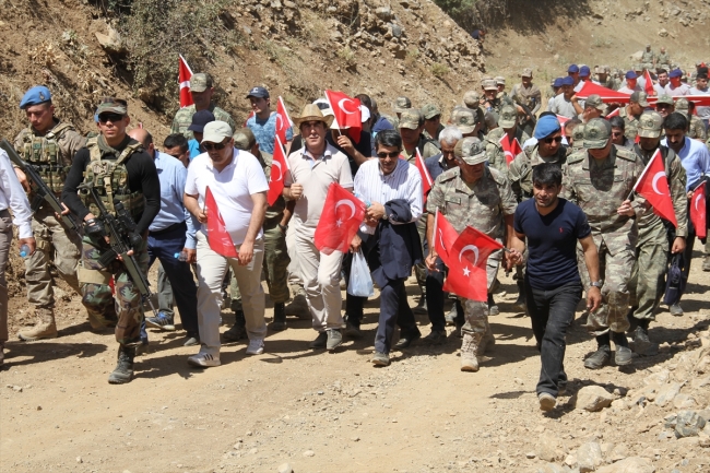Türk bayraklarıyla Gomane Dağı'na tırmanıp zirvede halay çektiler