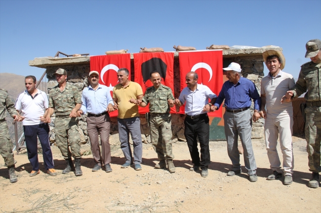 Türk bayraklarıyla Gomane Dağı'na tırmanıp zirvede halay çektiler