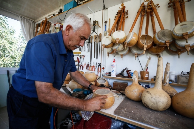 62 yaşındaki kabak kemane ustası gençlere müziği sevdiriyor
