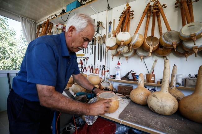 62 yaşındaki kabak kemane ustası gençlere müziği sevdiriyor