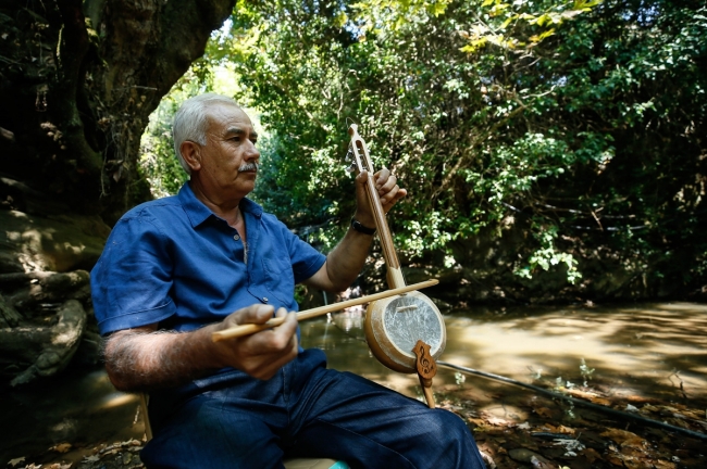 62 yaşındaki kabak kemane ustası gençlere müziği sevdiriyor