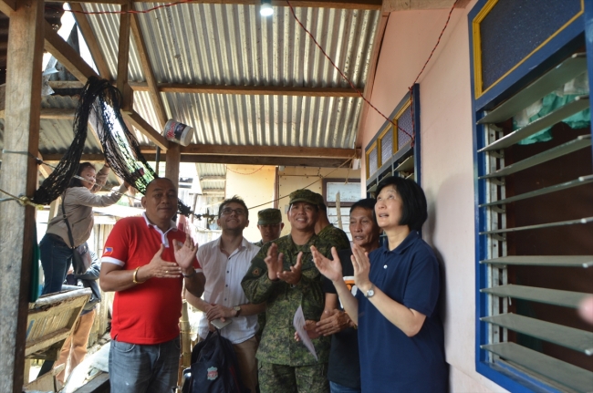 TİKA Filipinler'de 700 kişinin dünyasını aydınlattı