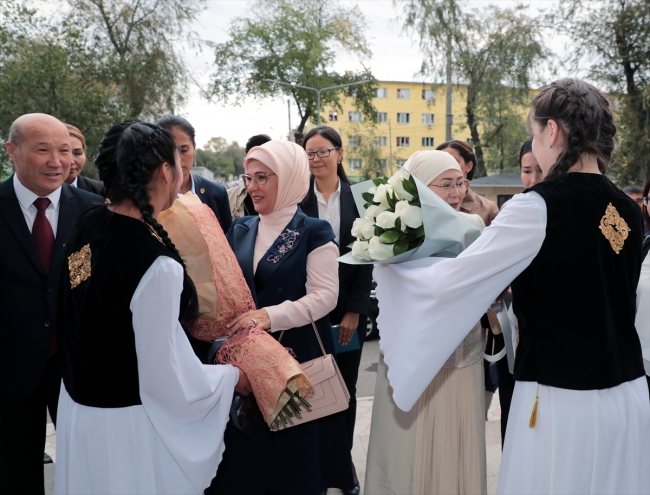 Emine Erdoğan, Bişkek Kırgız-Türk Dostluk Hastanesi'ni ziyaret etti