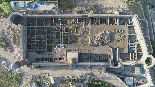 Tarihi Erzurum Kalesi'nde 150 yıllık patlamamış fünyeler bulundu