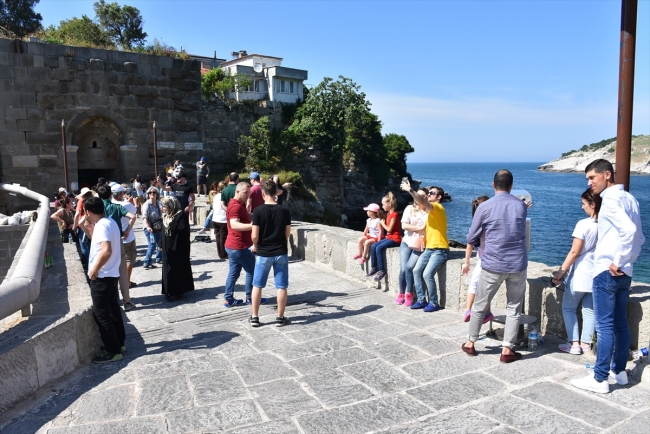 Cenevizlilerin ticaret yolundaki kaleler tarihini koruyor
