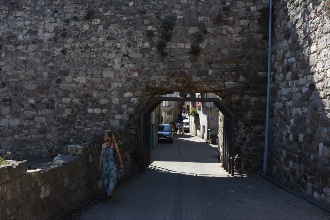 Cenevizlilerin ticaret yolundaki kaleler tarihini koruyor