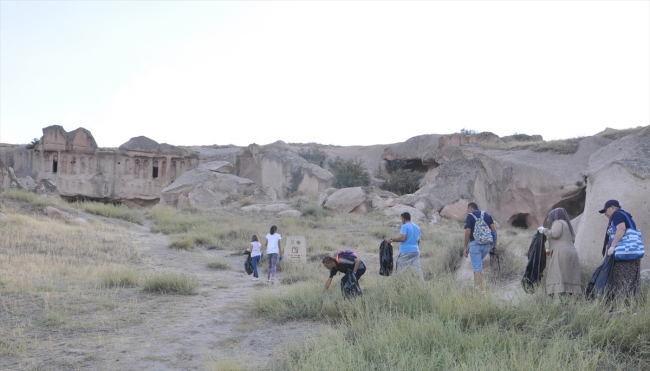 Nevşehir'de mahalle sakinleri turistik alanda çevre temizliği yaptı
