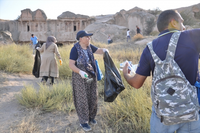 Nevşehir'de mahalle sakinleri turistik alanda çevre temizliği yaptı
