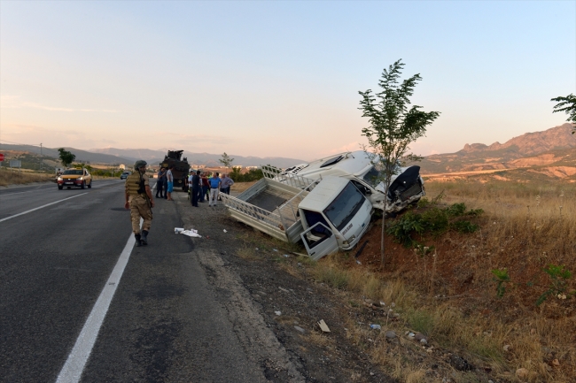 Tunceli'de kamyonetle minibüs çarpıştı: 20 yaralı