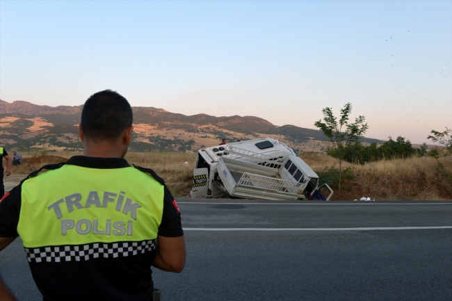 Tunceli'de kamyonetle minibüs çarpıştı: 20 yaralı