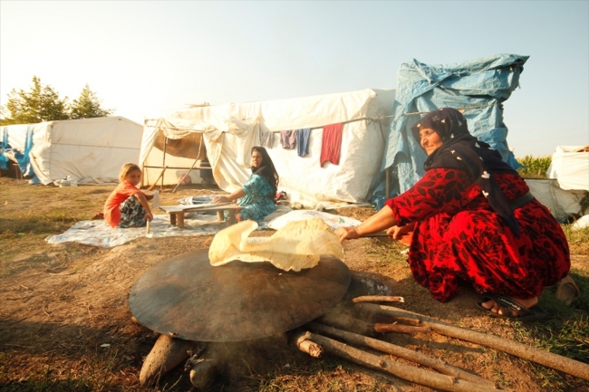 Mevsimlik işçilerin çocukları zor koşullarda yaşamını sürdürüyor