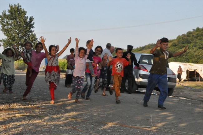Mevsimlik işçilerin çocukları zor koşullarda yaşamını sürdürüyor