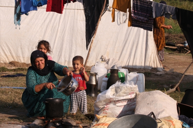 Mevsimlik işçilerin çocukları zor koşullarda yaşamını sürdürüyor