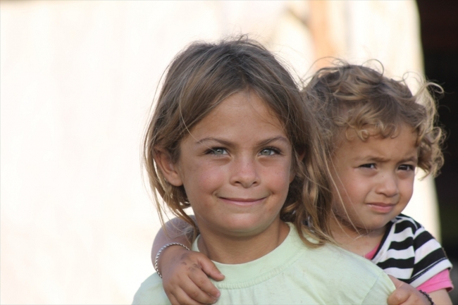 Mevsimlik işçilerin çocukları zor koşullarda yaşamını sürdürüyor